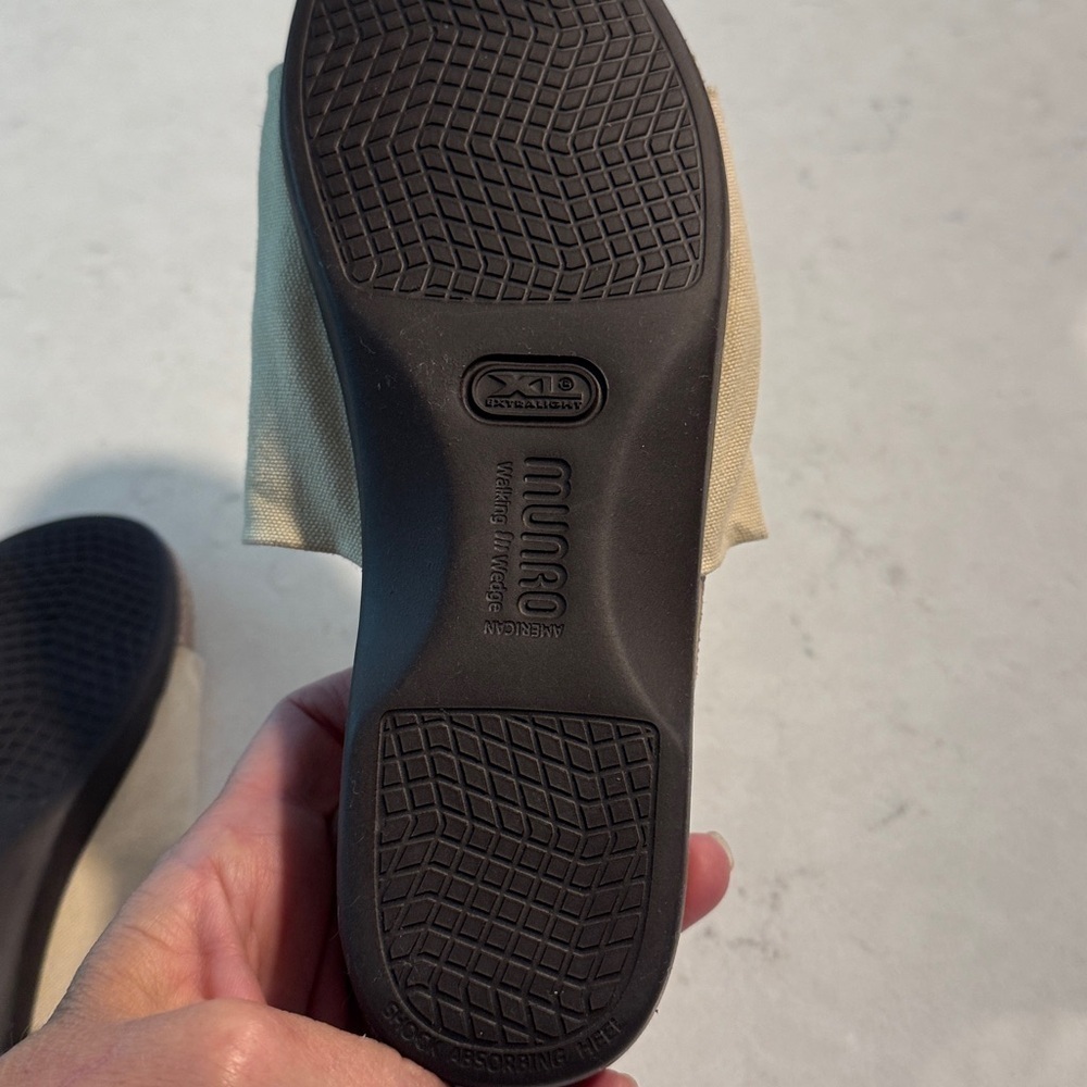 MUNRO flat platforms (Nalia) Size 7 1/2 Beige - Picture 5 of 5